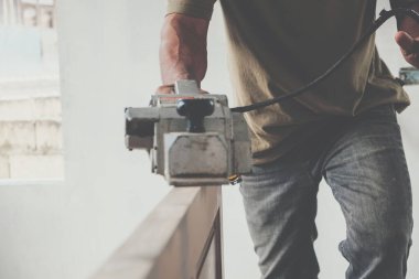 Marangoz, atölyedeki ahşap kapı için elektrik planlamacısıyla çalışıyor..