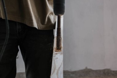 Marangoz yeni evdeki ahşap kapı mobilyası imalatı sırasında ahşap kesme makinesi üzerinde çalışıyor.