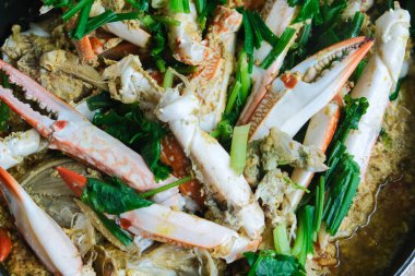 Tavada kızartılmış körili yengeç yakın plan deniz ürünleri.