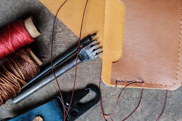 Cartera Porta Tarjetas Cuero Genuino Con Herramienta Sobre Fondo Madera — Foto de Stock