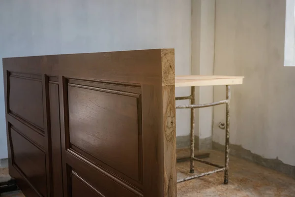 Holzbearbeitung Von Teakholz Tür Modernen Neuen Haus Handarbeit Hobb — Stockfoto