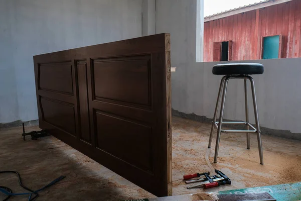 Holzbearbeitung Von Teakholz Tür Modernen Neuen Haus Handarbeit Hobb — Stockfoto