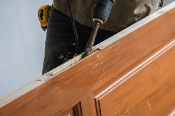 Carpinteiro Trabalhando Máquina Corte Madeira Durante Configuração Fabricação Móveis Porta — Fotografia de Stock