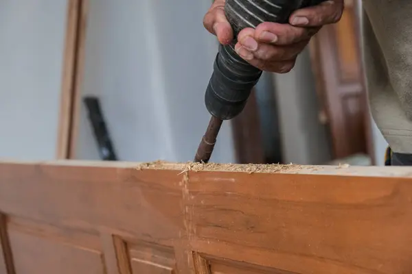 Carpinteiro Trabalhando Máquina Corte Madeira Durante Configuração Fabricação Móveis Porta — Fotografia de Stock