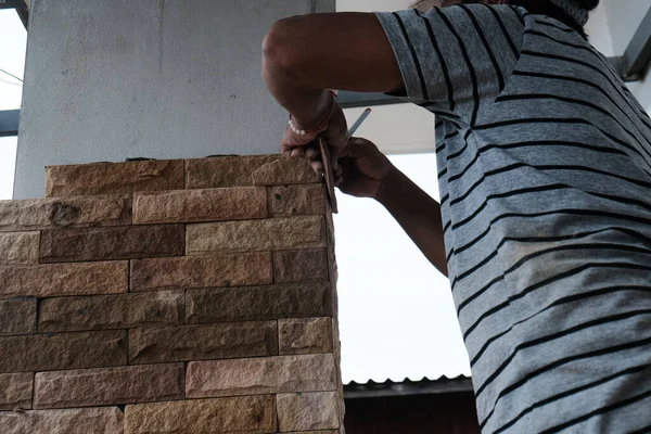 Uomo Piastrelle Pietra Lavoro Sul Nuovo Edificio Interno Palo Della — Foto Stock