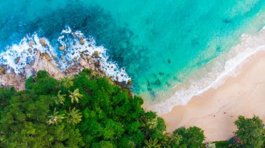 Turkuaz deniz suyu, deniz manzaralı deniz beyaz kumsalı Phuket Tayland