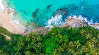 Turkuaz deniz suyu, deniz manzaralı deniz beyaz kumsalı Phuket Tayland