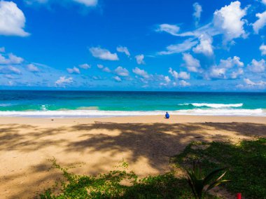Turkuaz deniz suyu, deniz manzaralı deniz beyaz kumsalı Phuket Tayland