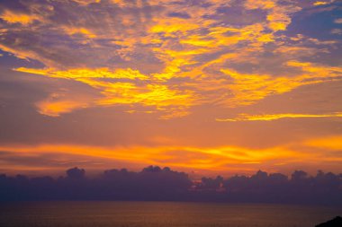 Renkli, görkemli günbatımı gökyüzü deniz kıyısında bulut geniş melek Len doğa manzarası