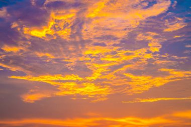 Renkli, görkemli günbatımı gökyüzü deniz kıyısında bulut geniş melek Len doğa manzarası