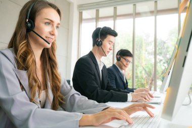 Telesale çevrimiçi pazarlama işi kulaklık ve bilgisayar araması müşteri iş adamları ve kadın operatör kavramına