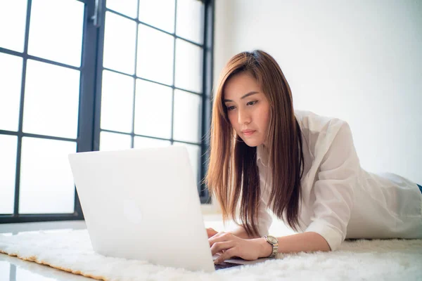 Asiatico Affari Donne Indossare Casual Bianco Camicia Lavoro Laptop Sdraiato — Foto Stock