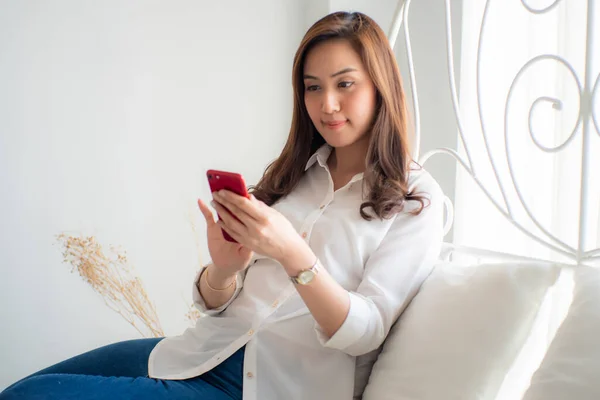 Beautiful Casual Women Use Smartphone Sitting White Bed Cozy Room — Stock Photo, Image