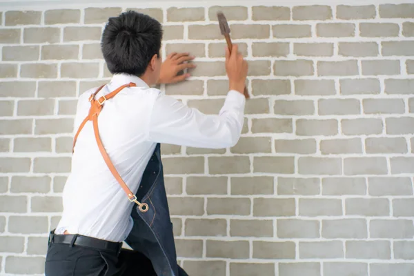 Home Mechanic Man Fix Brick Wall Modern Room Hammer Repair — Stock Photo, Image