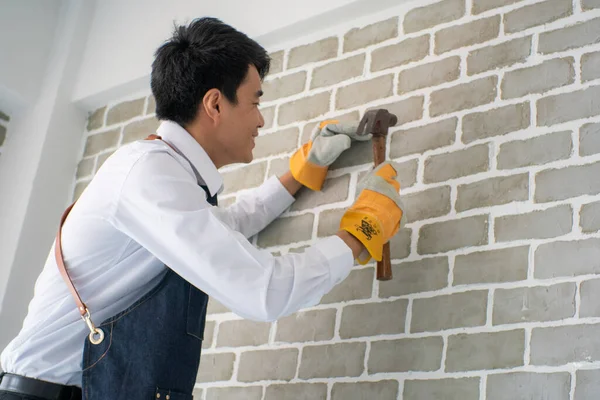 Home Mechanic Man Fix Brick Wall Modern Room Hammer Repair — Stock Photo, Image