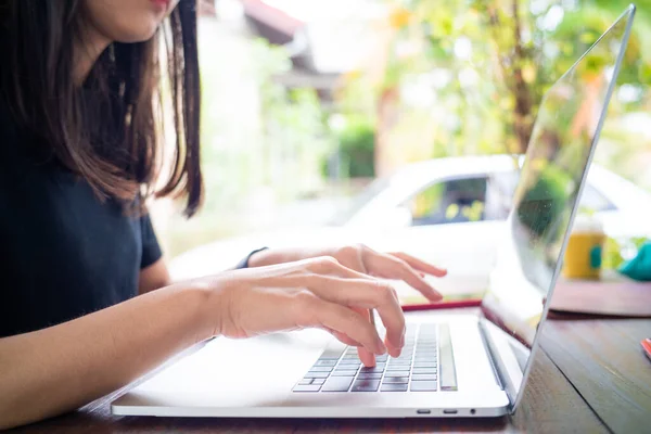 Atraente Asiático Mulheres Digitando Laptop Computador Sentado Café Livre Negócios — Fotografia de Stock