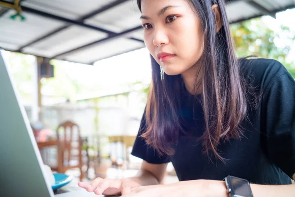 Atractivo Asiático Mujeres Escribiendo Ordenador Portátil Sentado Cafetería Aire Libre — Foto de Stock