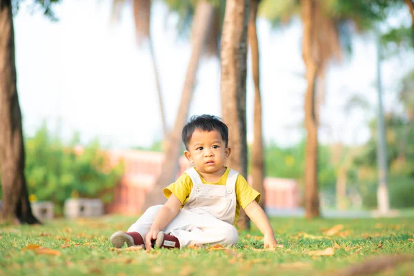 Çok Tatlı Bir Bebek Çocuk Oynuyor Yol Kenti Parkının Gün — Stok fotoğraf