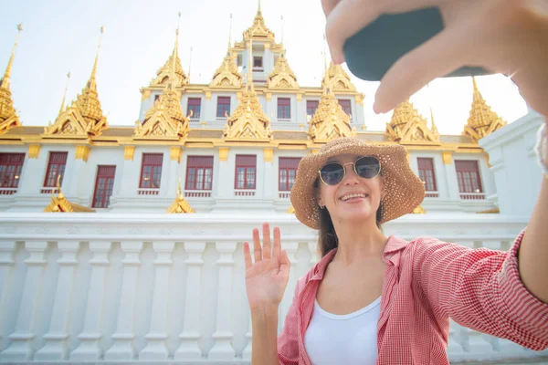 Туристические Кавказские Женщины Делают Селфи Буддийском Золотом Храме Путешествия Бангкоке — стоковое фото