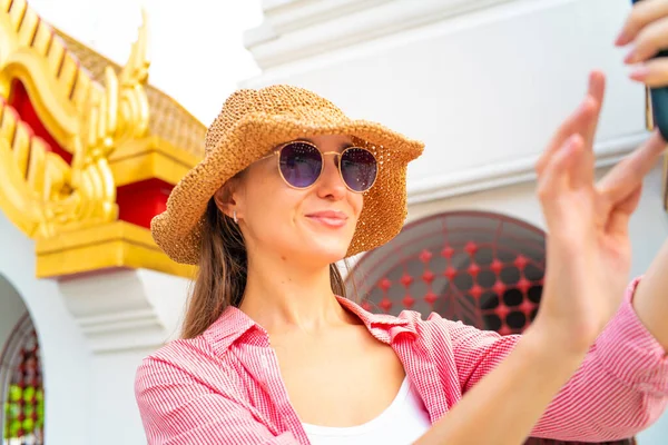 Turista Mochila Extranjera Caucásica Mujeres Tomar Foto Selfie Por Teléfono — Foto de Stock