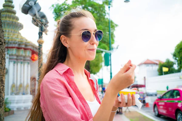 Turistický Batoh Ženy Jíst Místní Kokosové Mléko Zmrzlina Při Cestování — Stock fotografie