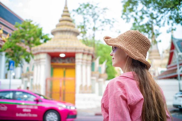 Mulheres Turísticas Felizes Usam Óculos Sol Viajam Templo Budismo Cidade — Fotografia de Stock