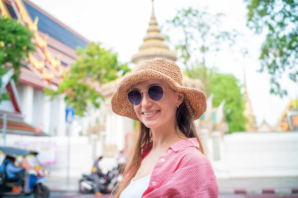 Las Mujeres Turísticas Felices Usan Gafas Sol Viajan Templo Budista —  Fotos de Stock