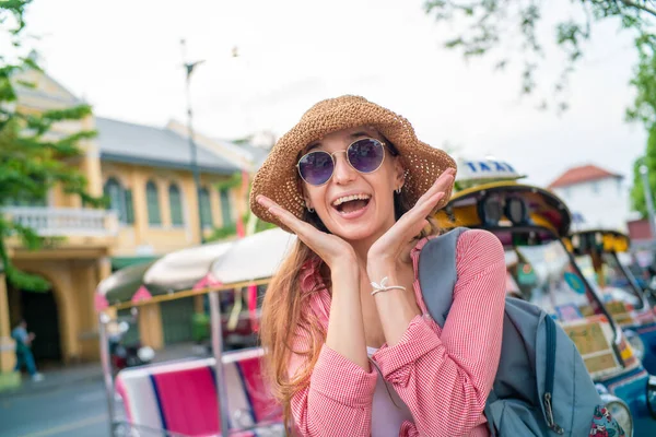 Счастливые Женщины Туристы Носят Солнцезащитные Очки Путешествия Буддистском Храме Города — стоковое фото