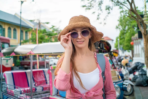 Szczęśliwy Turystki Noszą Okulary Przeciwsłoneczne Podróży Buddyzmie Świątyni Miasta Bangkok — Zdjęcie stockowe