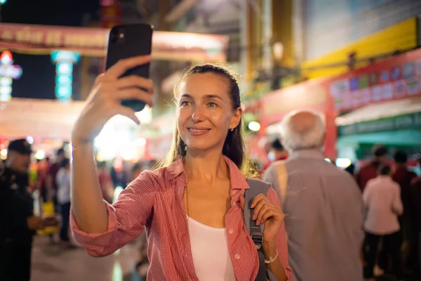 Young Caucasian Tourist Women Take Photo Smartphone Travel Street Night — Stock Photo, Image