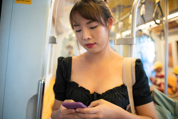 Женщина Пользующаяся Смартфоном Путешествует Поезде Bts Бангкоке — стоковое фото