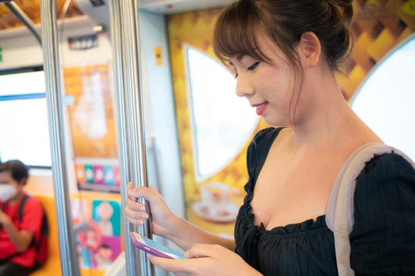 Piękne Azjatyckie Kobiety Korzystające Smartfon Podróży Bts Skytrain Bangkoku Miasta — Zdjęcie stockowe