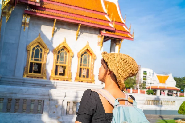 Boldog Hátizsák Ázsiai Turista Nők Séta Utazás Buddha Templom Viselni — Stock Fotó