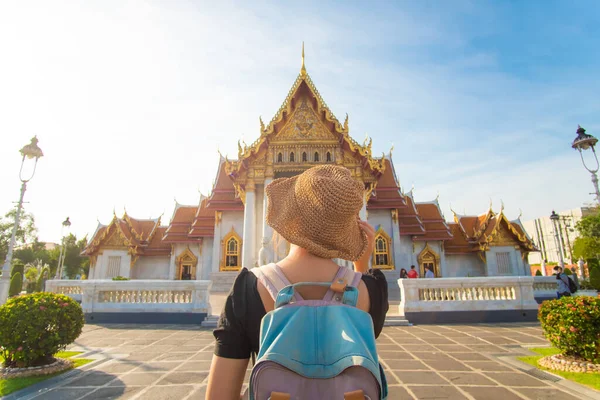 美しい若いアジアのバックパックの女性は タイのバンコクで大理石の寺院ワットBenchamabophitで旅行します — ストック写真