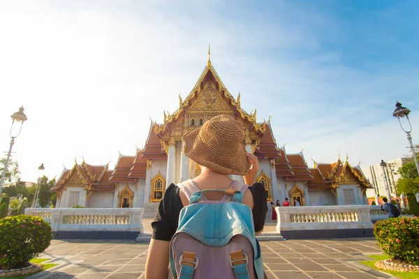 Счастливый Рюкзак Азиатских Туристических Женщин Ходьба Храме Будды Носить Шляпу — стоковое фото