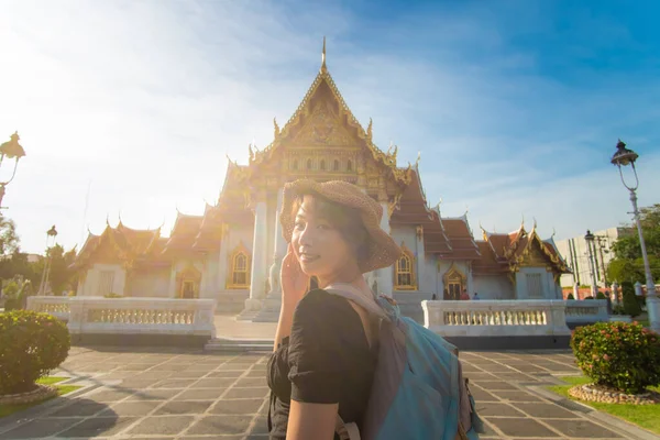 美しい若いアジアのバックパックの女性は タイのバンコクで大理石の寺院ワットBenchamabophitで旅行します — ストック写真