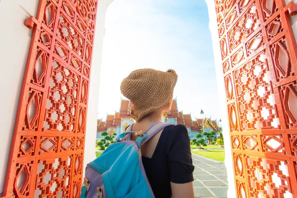 Hermosa Joven Mochila Asiática Mujeres Viajan Mármol Templo Wat Benchamabophit — Foto de Stock