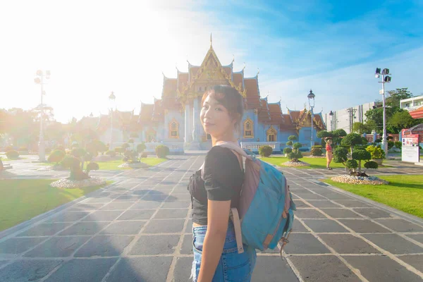 在泰国曼谷的大理石庙宇 年轻美丽的亚洲背包族女子正在旅行 — 图库照片