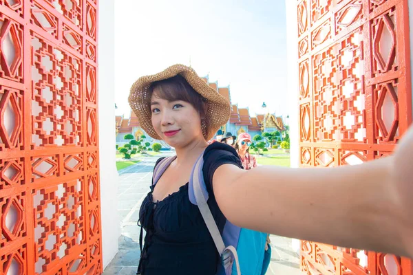 Прекрасні Жінки Азіатського Рюкзака Подорожують Храмі Марбл Ват Бенхамабофіт Бангкоку — стокове фото