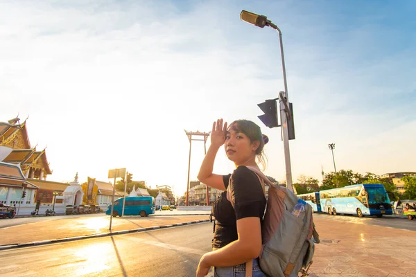 Güzel Asyalı Sırt Çantalı Kadınlar Bangkok City Tayland Dev Bir — Stok fotoğraf