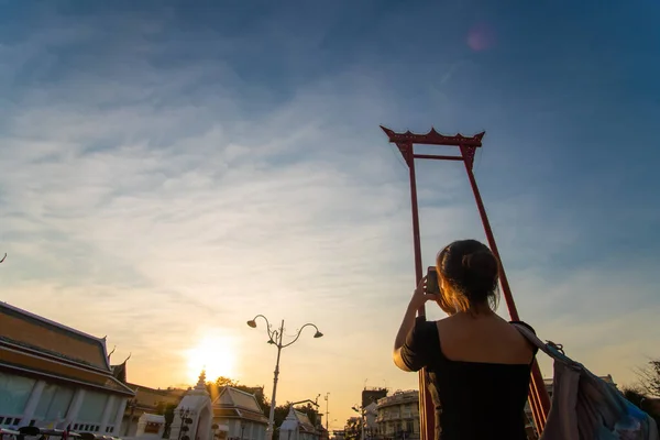 Sırt Çantalı Asyalı Kadınlar Bangkok Sokaklarında Gezerler Saochingcha Kırmızı Direği — Stok fotoğraf