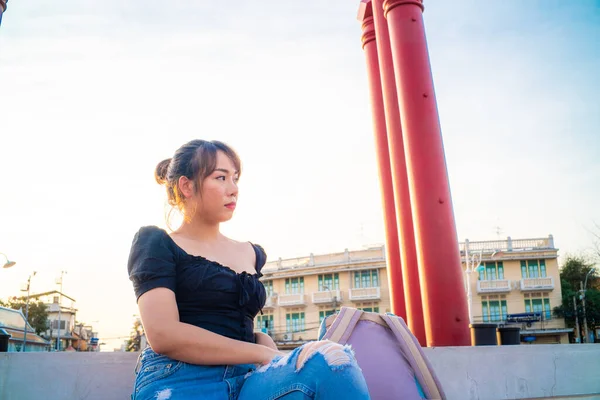 Schöne Asiatische Rucksack Frauen Reisen Riesenschaukel Sao Ching Sha Pole — Stockfoto