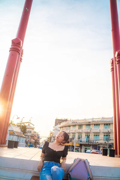 Mochila Mujeres Asiáticas Viajan Calle Ciudad Bangkok Saochingcha Polo Rojo —  Fotos de Stock