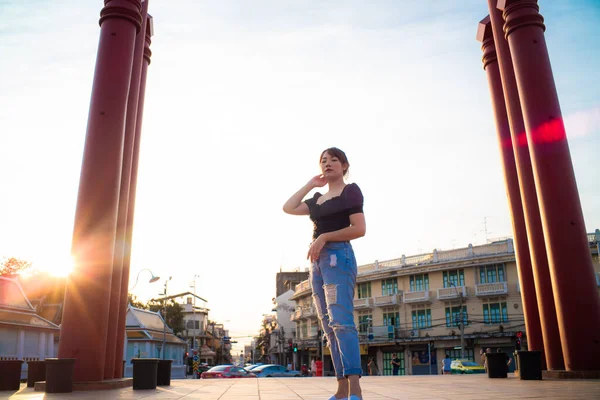 Женщина Рюкзаком Путешествует Гигантских Качелях Сао Чинг Солнечным Светом Улице — стоковое фото