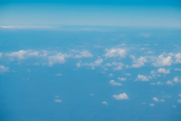 Natura Tło Błękitnego Nieba Puszystą Chmurą Nad Widokiem Samolotu — Zdjęcie stockowe