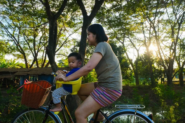 Yavru Çocuk Annesiyle Kırsal Yolda Bisiklete Biniyor Ağaçlık Ormanda Gün — Stok fotoğraf