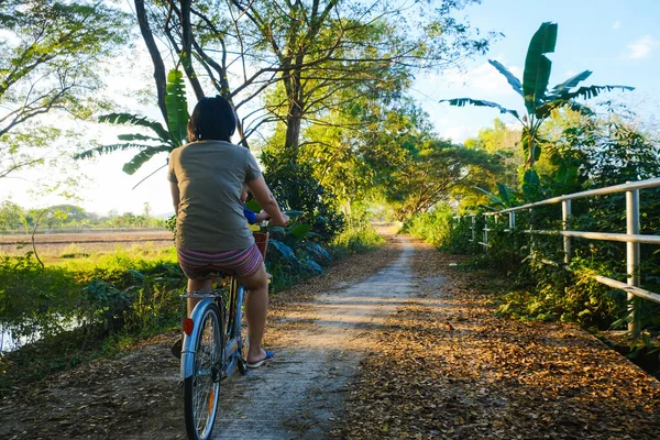 Мальчик Ездить Велосипеде Матерью Сельской Дороге Лес Закат Света Отдыха — стоковое фото