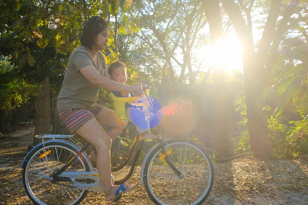 Yavru Çocuk Annesiyle Kırsal Yolda Bisiklete Biniyor Ağaçlık Ormanda Gün — Stok fotoğraf