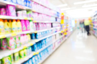 Soyut iş, süpermarketin üst market arka planında satılan renkli ürünleri bulanıklaştırdı