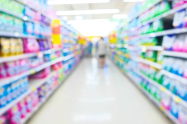 Soyut iş, süpermarketin üst market arka planında satılan renkli ürünleri bulanıklaştırdı